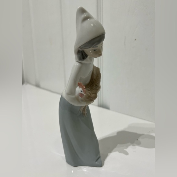 Lladro Shepherdess with Rooster   Figurine -  Retired piece by Juan Huerta - Picture 5 of 13